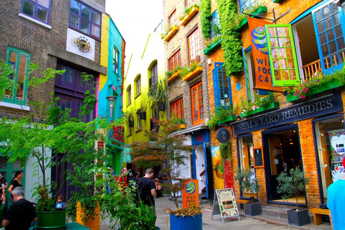 Une promenade sur la place de Neal's Yard