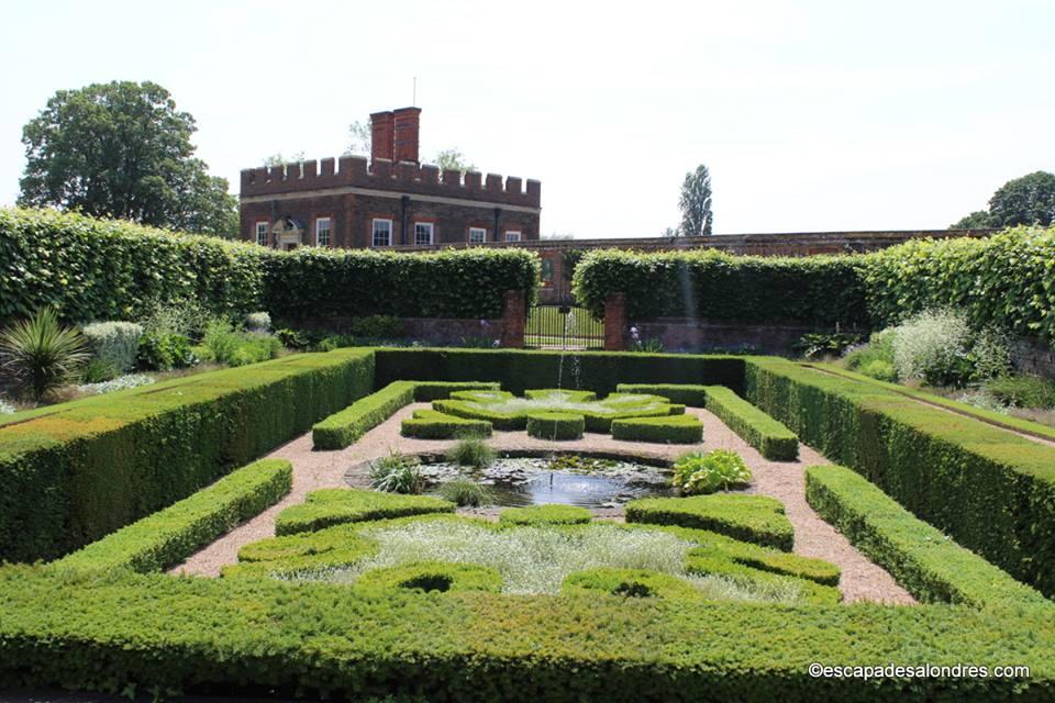 Hampton court palace gardens