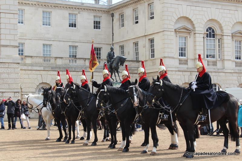 La relève de la garde à cheval : Horse Guards Parade à Londres