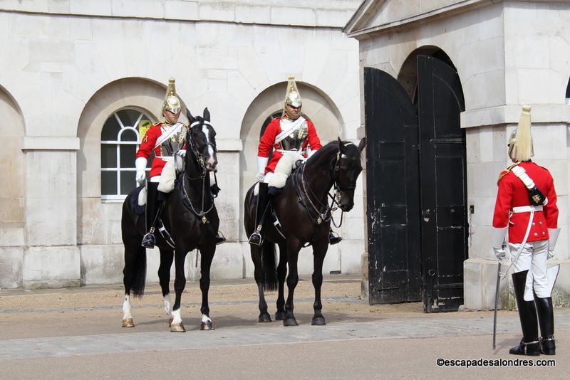 La relève de la garde à cheval Horse Guards Parade à Londres