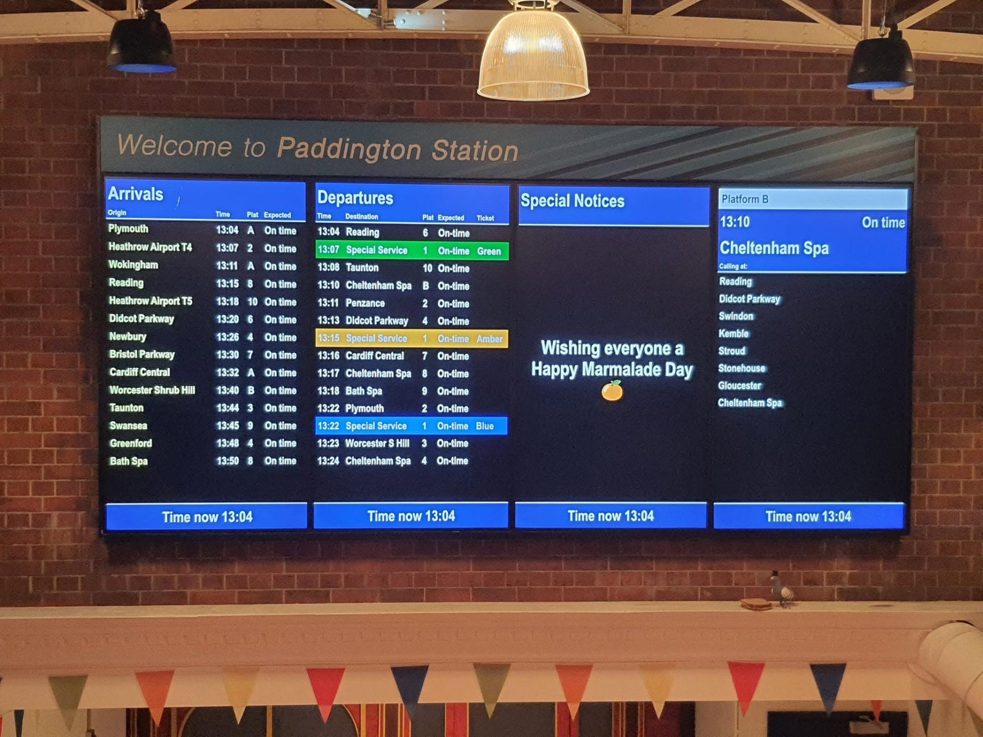 Paddington bear experience panneau gare