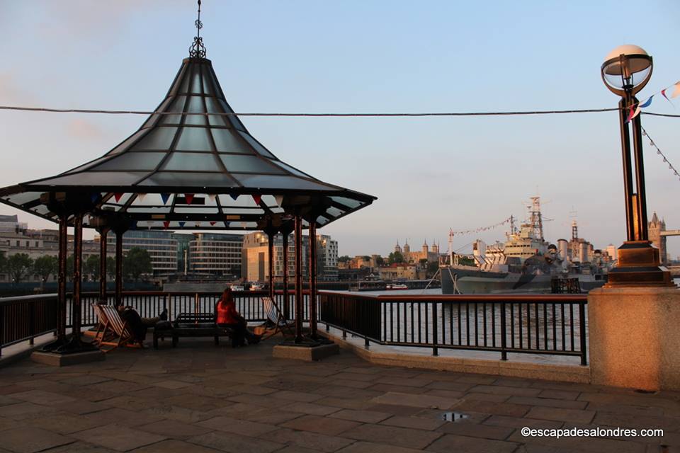 Queen' s Walk London