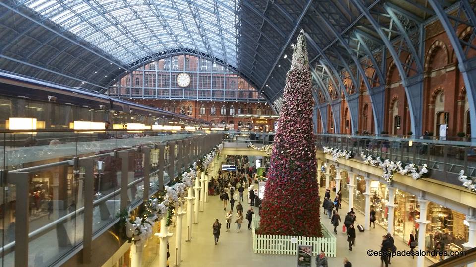 Saint pancras christmas tree