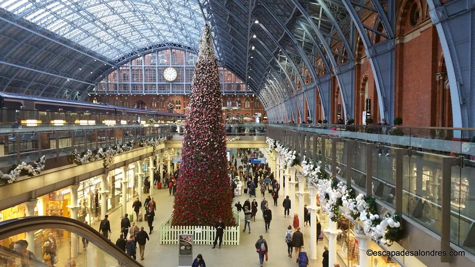 Saint pancras christmas tree