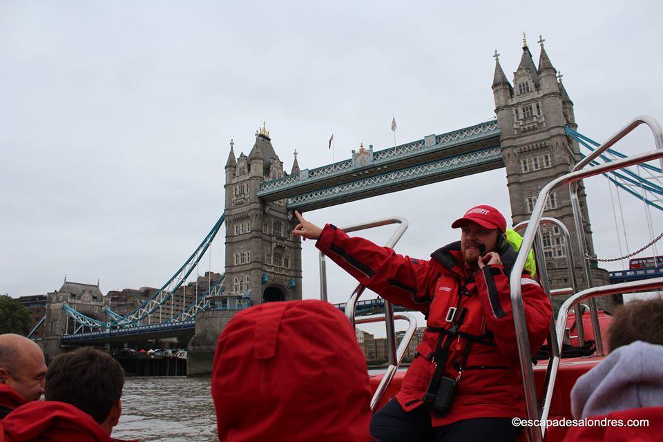 Speed boat sur la tamise à Londres