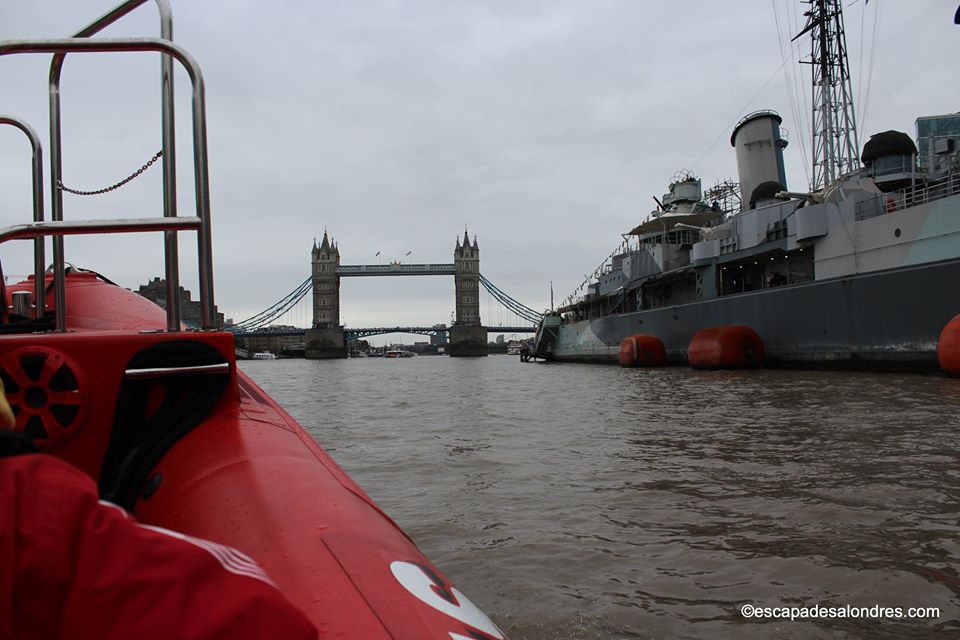 Speed boat sur la tamise à Londres
