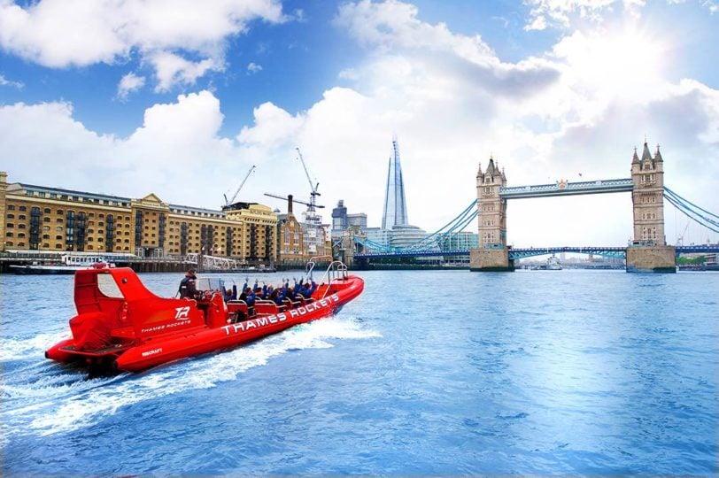 Speedboat sur la tamise a londres